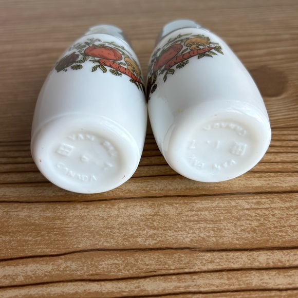Vintage Canada Van Pak Heavy Milk Glass Harvest Vegetable Salt & Pepper Shakers - Picture 5 of 7